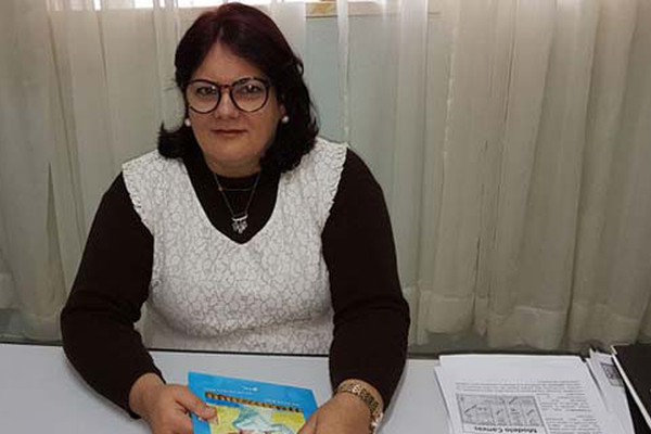 Escola municipal de Patos de Minas recolhe livro com história de pai que pretendia se casar com a filha