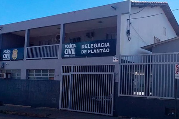 Secretária denuncia que patrão lhe assediou com brincadeiras sexuais e foto de seu corpo