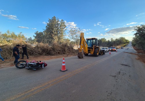 Motociclista fica gravemente ferido após bater em retroescavadeira em trecho com obras na MG 188