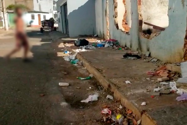 Usuário de drogas que morava em casa em ruínas é resgatado e encaminhado para clínica em Patos de Minas