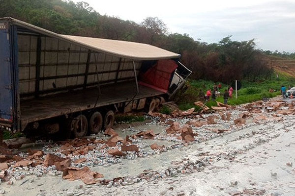 Condutor perde controle devido a pista molhada e acaba tombando veículo em Serra do Salitre