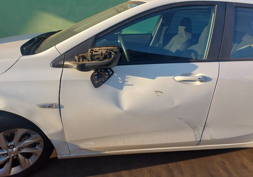 Ciclista fica ferido ao avançar parada e bater em carro no bairro Nossa Senhora das Graças