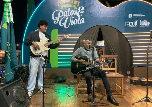 Pai e filho mostram talento, cantam na moda de viola e animam público no Espaço Adão Marins; veja ao vivo