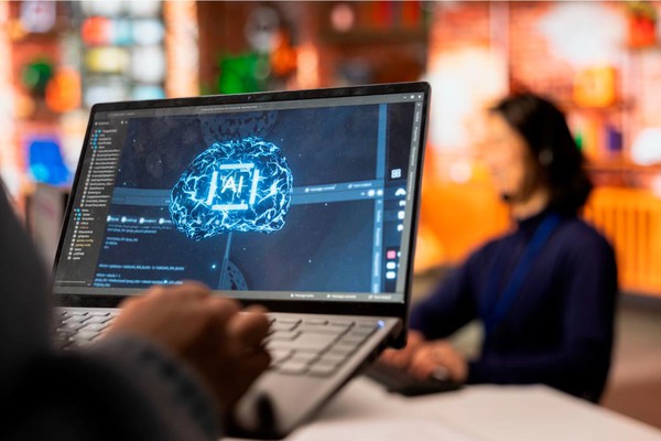 Brasil e América Latina avançam em interesse por IA, mas ainda ficam atrás dos EUA em maturidade digital, aponta estudo