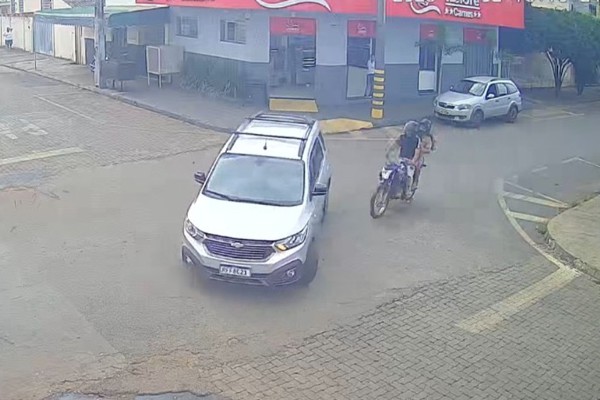 Câmera registra dois acidentes semelhantes no mesmo dia e no mesmo cruzamento em Patos de Minas