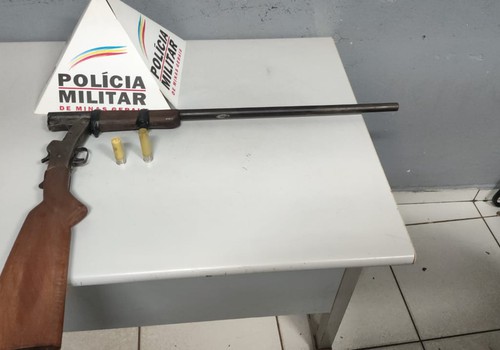 Homem efetua disparo, faz ameaça e acaba preso após bater em caminhão parado em Patos de Minas