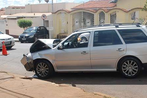 Motorista avança parada e é atingido violentamente na Rua Três Marias