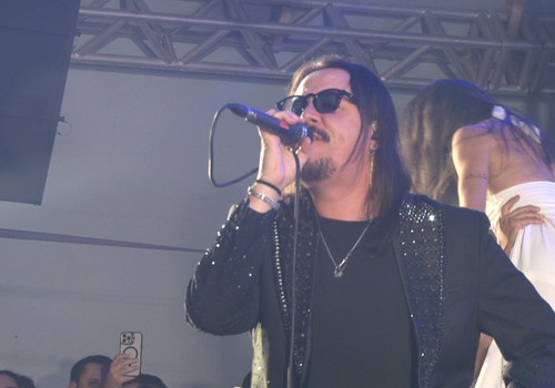 Dino Fonseca volta no tempo e canta "My girl" na Fenpraça 2025; veja ao vivo
