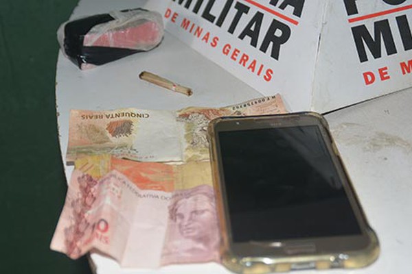 Cumprindo prisão domiciliar, jovem é preso com outros dois por tráfico de drogas em Patos de Minas
