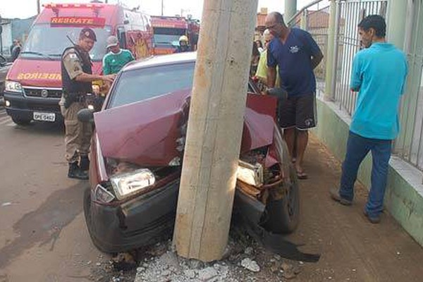 Motorista se choca violentamente contra poste e tem que ser socorrido 