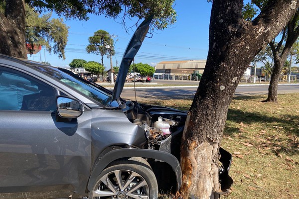 Motorista "passa mal" no volante e bate em árvore na Av. JK, em Patos de Minas