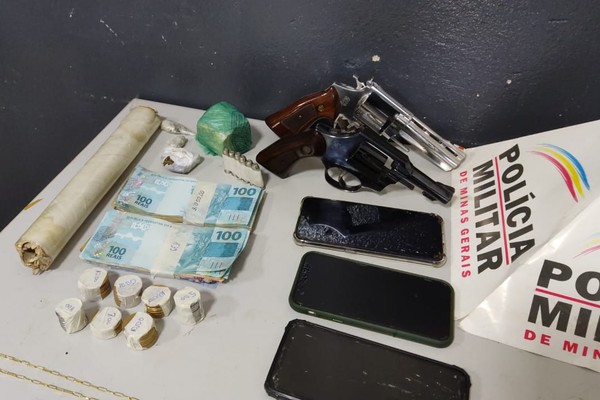 Quatro pessoas são presas pela Polícia Militar depois de serem flagradas com armas de fogo, drogas e muito dinheiro na BR-354