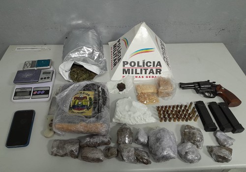 Polícia é recebida por jovem armado e encontra grande quantidade de drogas em residência, em Patos de Minas