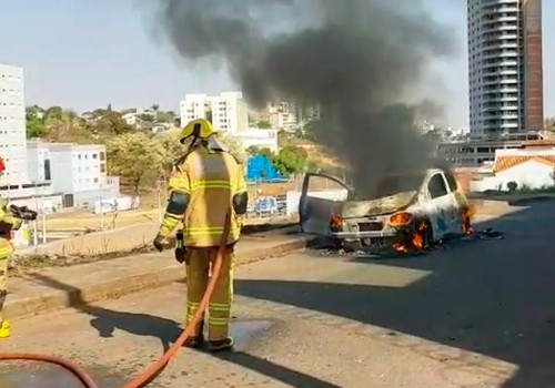 Mais um carro pega fogo e é destruído pelas chamas no centro de Patos de Minas
