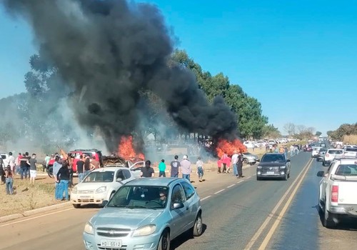 Incêndio que danificou três veículos às margens da BR 352 pode ter sido acidental