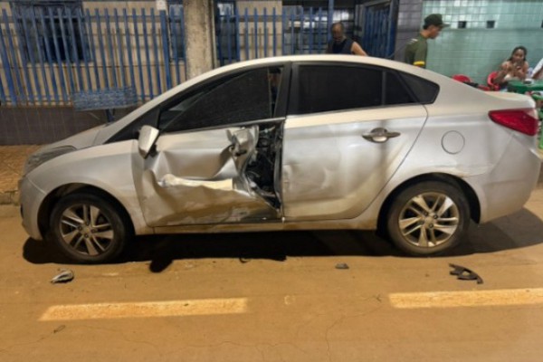 Motorista perde o controle de carro, atinge veículo estacionado e acaba na delegacia em Patos de Minas