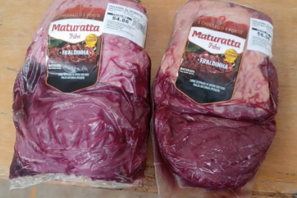 Homem é preso após ser flagrado escondendo peças de carne debaixo da roupa em hipermercado