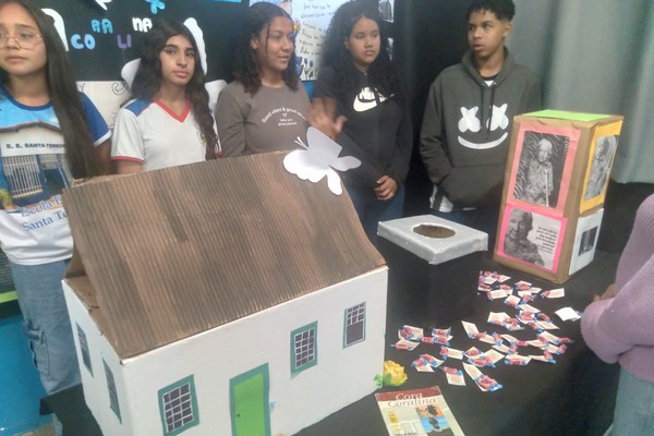 Com muita criatividade, alunos apresentam mostra cultural sobre clássicos da literatura nacional, em Patos de Minas