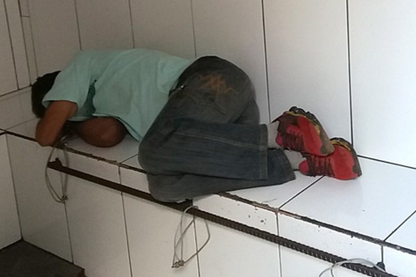 Homem que usava a filha de 2 anos para tirar dinheiro das pessoas é preso pela PM