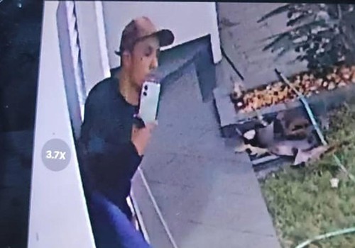 Câmeras flagram suspeito invadindo e revirando residência no bairro São Francisco