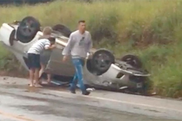 Motorista perde o controle da direção e capota veículo na BR 354 entre Patos e Lagoa Formosa