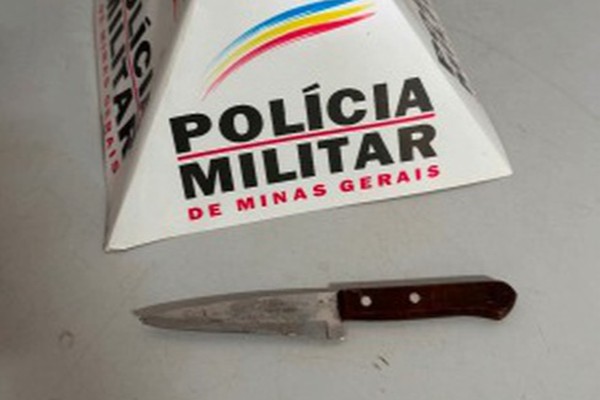 Jovem invade casa e tenta matar homem com golpes de faca; a vítima conseguiu se defender com uma cadeira