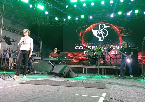 Sequência de flashbacks: Conservatório canta "So far away" de Dire Straits; veja ao vivo