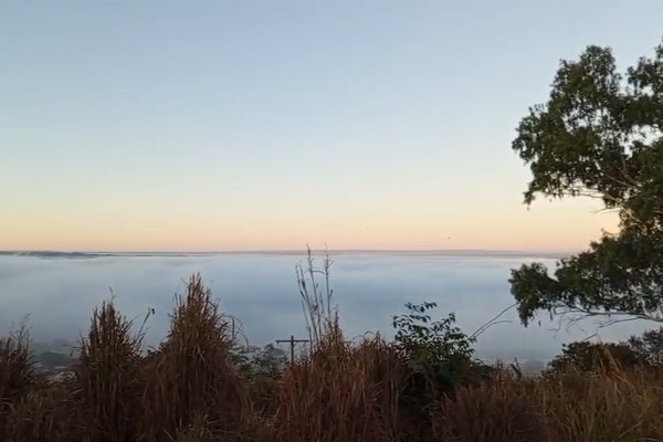 Patos de Minas amanhece coberta por neblina após uma das madrugadas mais frias do ano