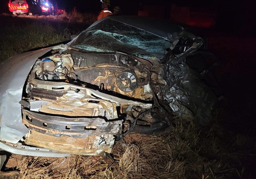 Motorista morre e esposa fica gravemente ferida em batida violenta com caminhão na BR 352, em Patos de Minas