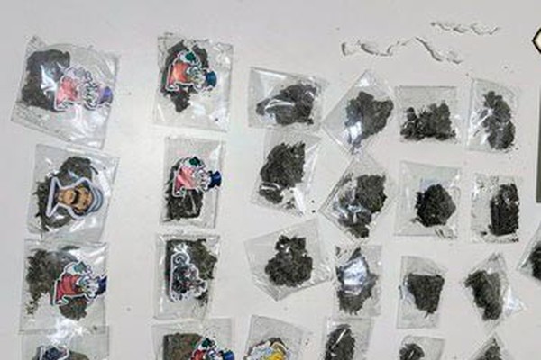 Denúncia anônima leva à prisão de suspeito por tráfico de drogas em Serra do Salitre