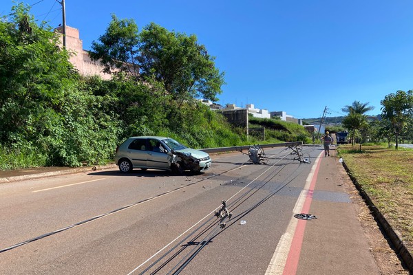 Carro bate em poste com transformador, provoca queda de três e interdita trecho da avenida Fátima Porto