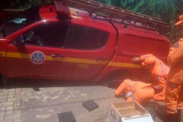 Asfalto cede e viatura do Corpo de Bombeiros fica com a roda presa em buraco no bairro Várzea