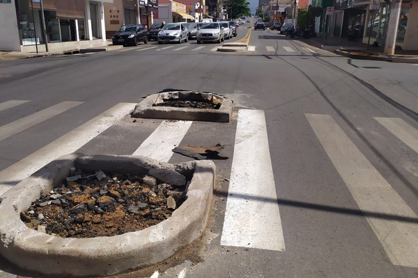 Canteiro central na Rua Major Gote é motivo de acidentes e revolta motoristas