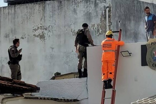 Tentando tirar a vida, homem nu invade delegacia e mobiliza PM e o Corpo de Bombeiros em Patrocínio