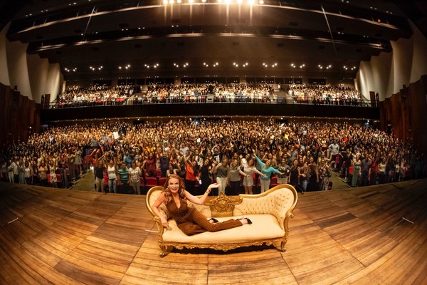 Cátia Damasceno vem a Patos de Minas e promete uma noite de muito humor e conhecimento