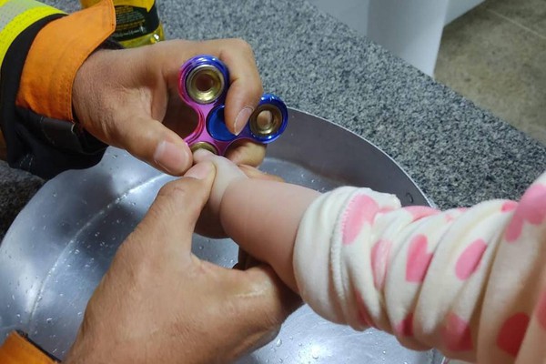 Bombeiros têm que cortar brinquedo preso no dedo de bebezinha para salvá-la em Patos de Minas