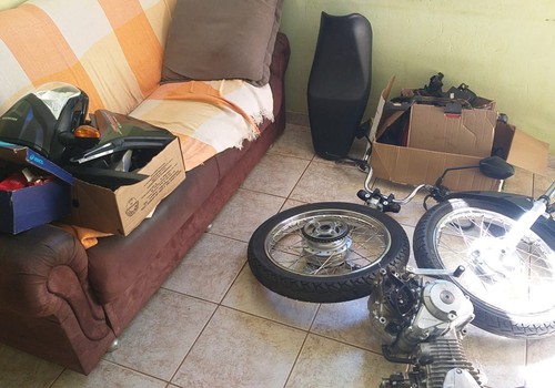 PM encontra moto furtada desmontada e prende dois jovens em Patos de Minas