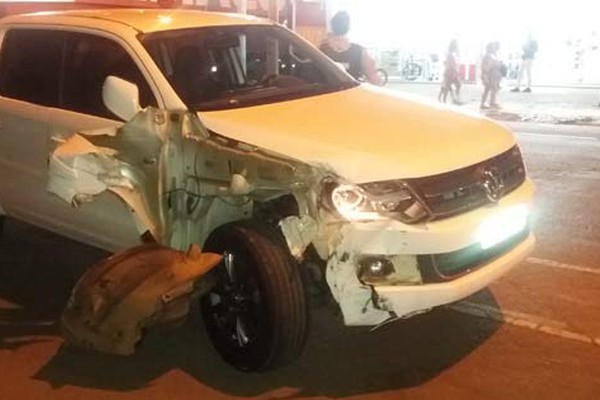 Motorista abandona caminhonete no centro em um dos vários acidentes do fim de semana