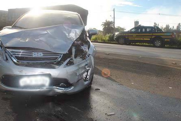 Manobra proibida provoca acidente perto do viaduto deixando quatro feridos