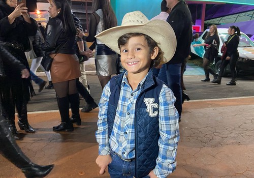 Garotinho de apenas 6 anos entende de tudo sobre rodeio e fazenda e compartilha rotina na internet; veja ao vivo