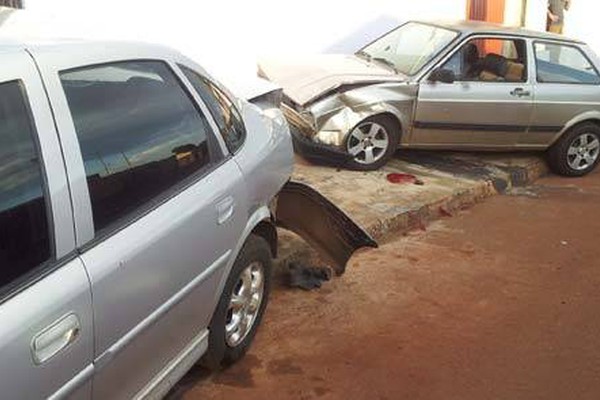 Motorista com sintomas de embriaguez bate em carro parado e causa estragos