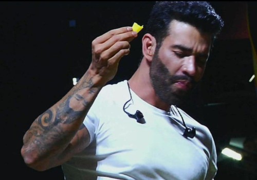 Gusttavo Lima toma cachaça e tira gosto com manga e sal na Fenamilho 2025; veja ao vivo