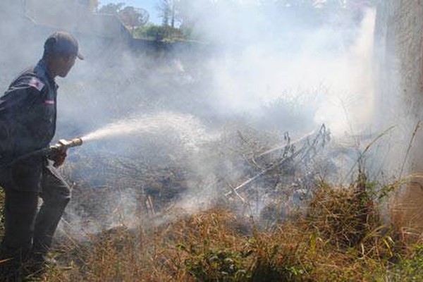 Incêndios em lotes vagos tiram o sossego da população e dos bombeiros
