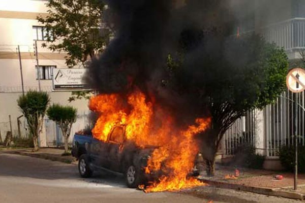 Moradores usam extintores, mas incêndio destrói caminhonete em Patos de Minas