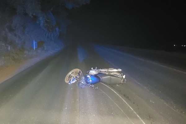 Polícia encontra motociclista caído e com dificuldade para respirar na MGC354, em Patos de Minas