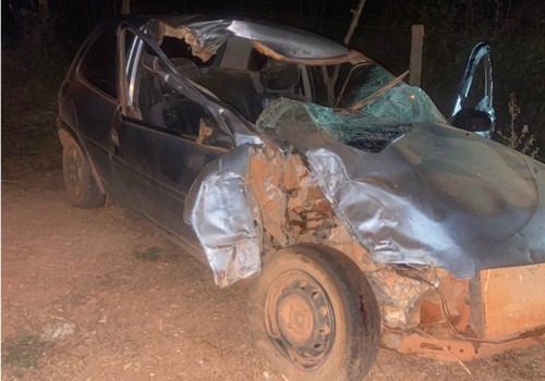 Veículo fica destruído após bater em boi solto em estrada vicinal de Lagamar; casal ficou ferido