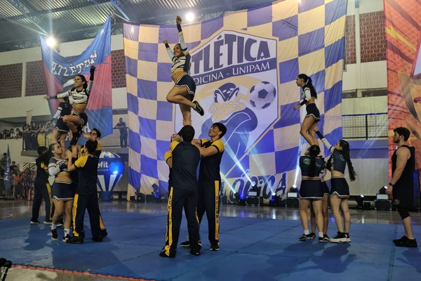 Ginásio lotado e muita vibração marcam a abertura do Jogos Universitários do Unipam 2025