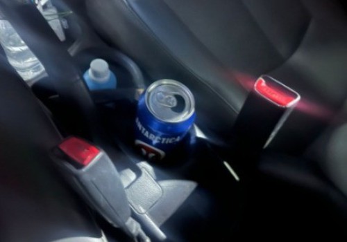 Policiais abordam carro com motorista buzinando de forma indiscriminada durante Corrida do Renascer Natalino e dois acabam presos