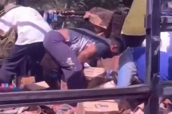 Carreta carregada com bolachas pega fogo e carga é retirada com o veículo ainda em chamas; veja vídeo