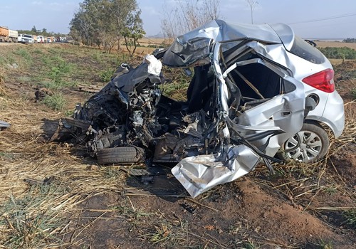 Veículo de passeio bate em cheio em carreta, tira a vida de motorista de 47 anos e interdita a BR 365